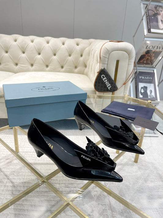 MEDIUM HEEL PUMPS ATTACHED CREATIVE FLOWERS IN BLACK PATENT CALFSKIN