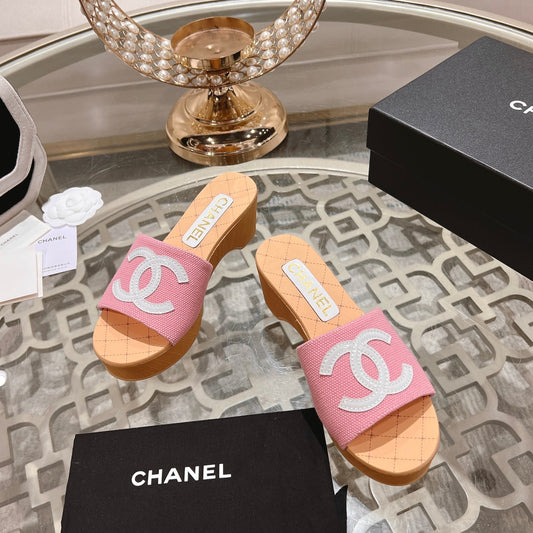 WEDGE PLATFORM IN LIGHT PINK LAMBSKIN WITH WHITE LOGO