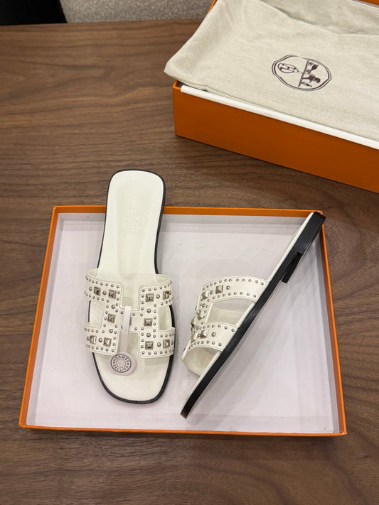 HM 26S ORAN STUDDED SANDALS IN WHITE CALFSKIN