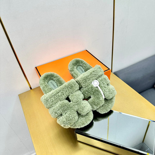 CHYPRE SANDAL IN JADE GREEN SHEARLING