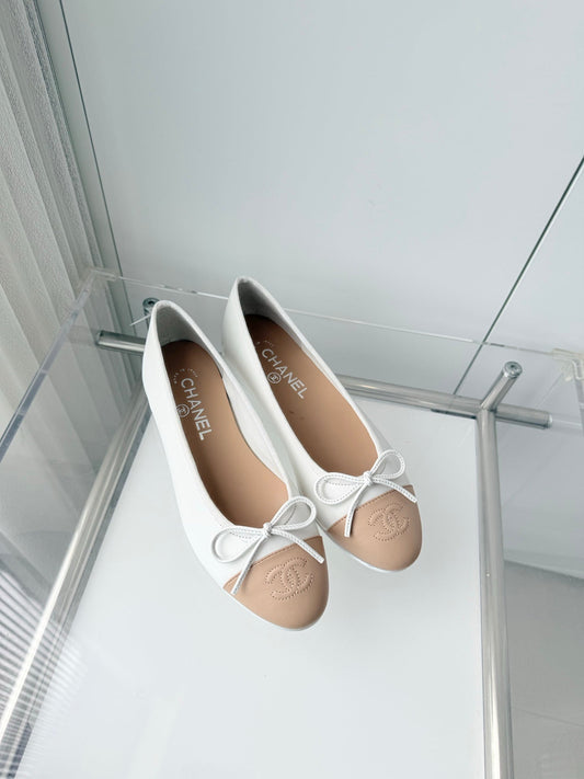 CHANEL 26S BALLET FLATS IN WHITE CALFSKIN WITH BEIGE TOE CAP AND BOW