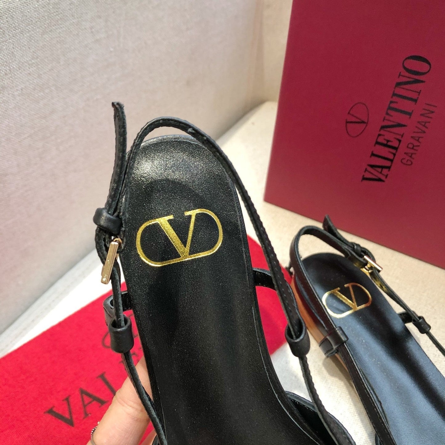 VLOGO SIGNATURE BLACK CALFSKIN FLAT SLINGBACK PUMP