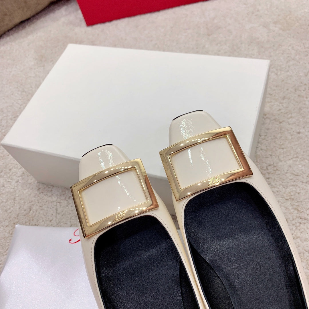 BELLE VIVIER PUMPS IN OFF WHITE GLOSSY CALFSKIN GOLD BUCKLE