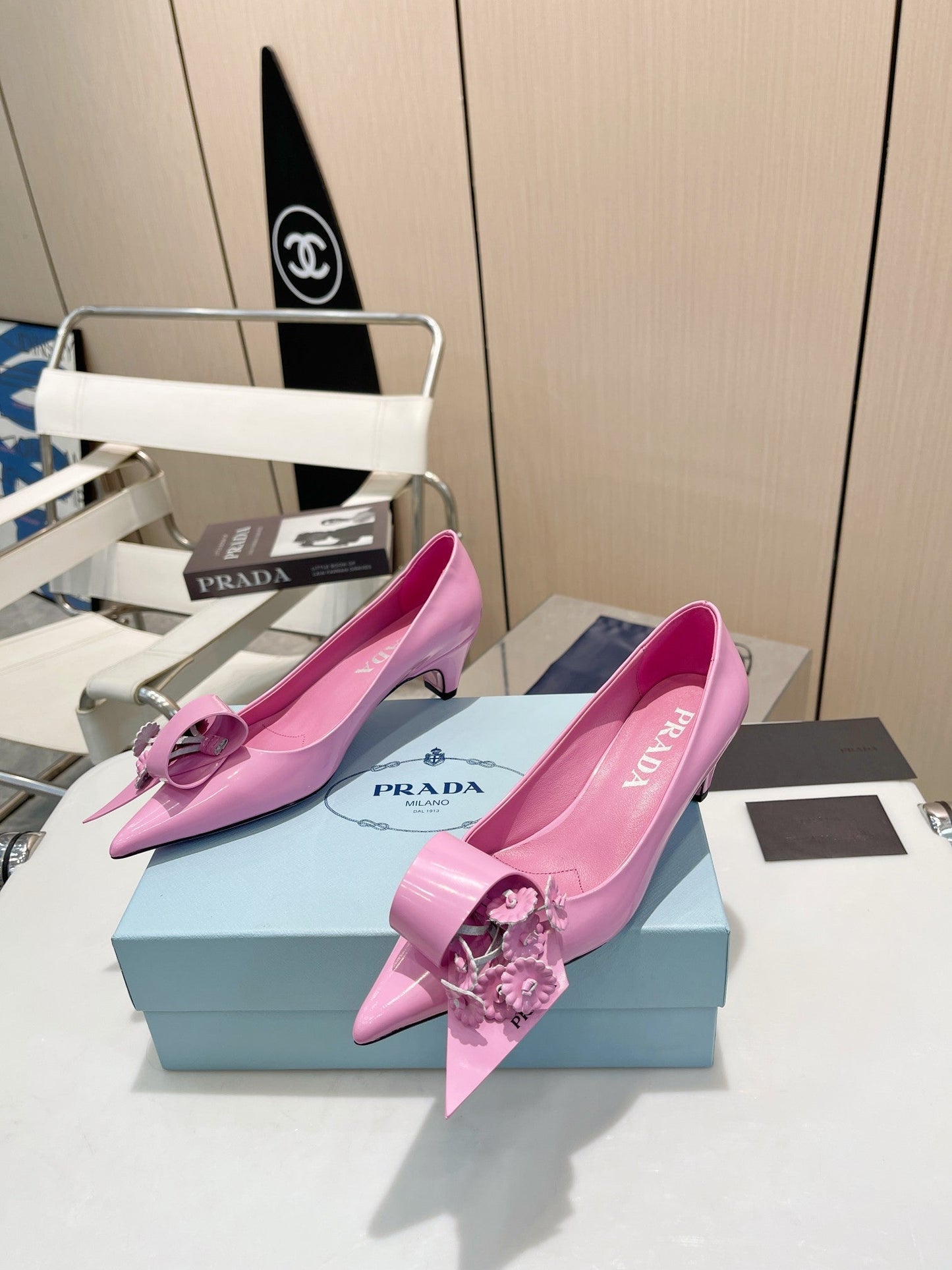 MEDIUM HEEL PUMPS IN PINK PATENT CALFSKIN ATTACHED CREATIVE FLOWERS