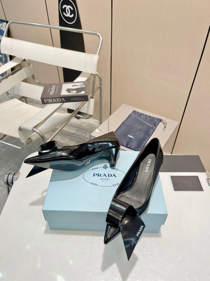 POINTED TOE PUMPS KITTEN HEEL IN BLACK GLOSSY LAMBSKIN WITH BOW