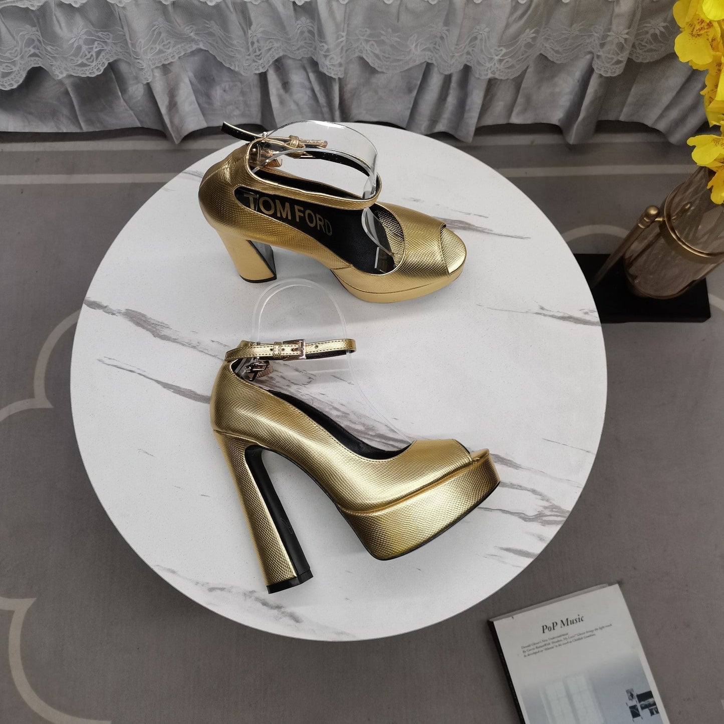 PADLOCK PLATFORM PEEP TOE PUMP 14 CM IN GOLD GRAINED CALFSKIN
