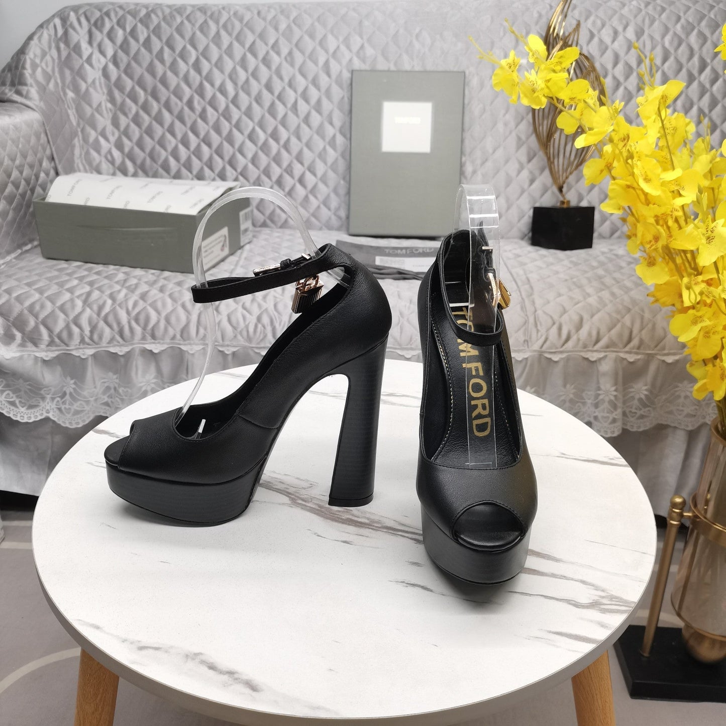 PADLOCK PLATFORM PEEP TOE PUMP 14 CM IN BLACK CALFSKIN