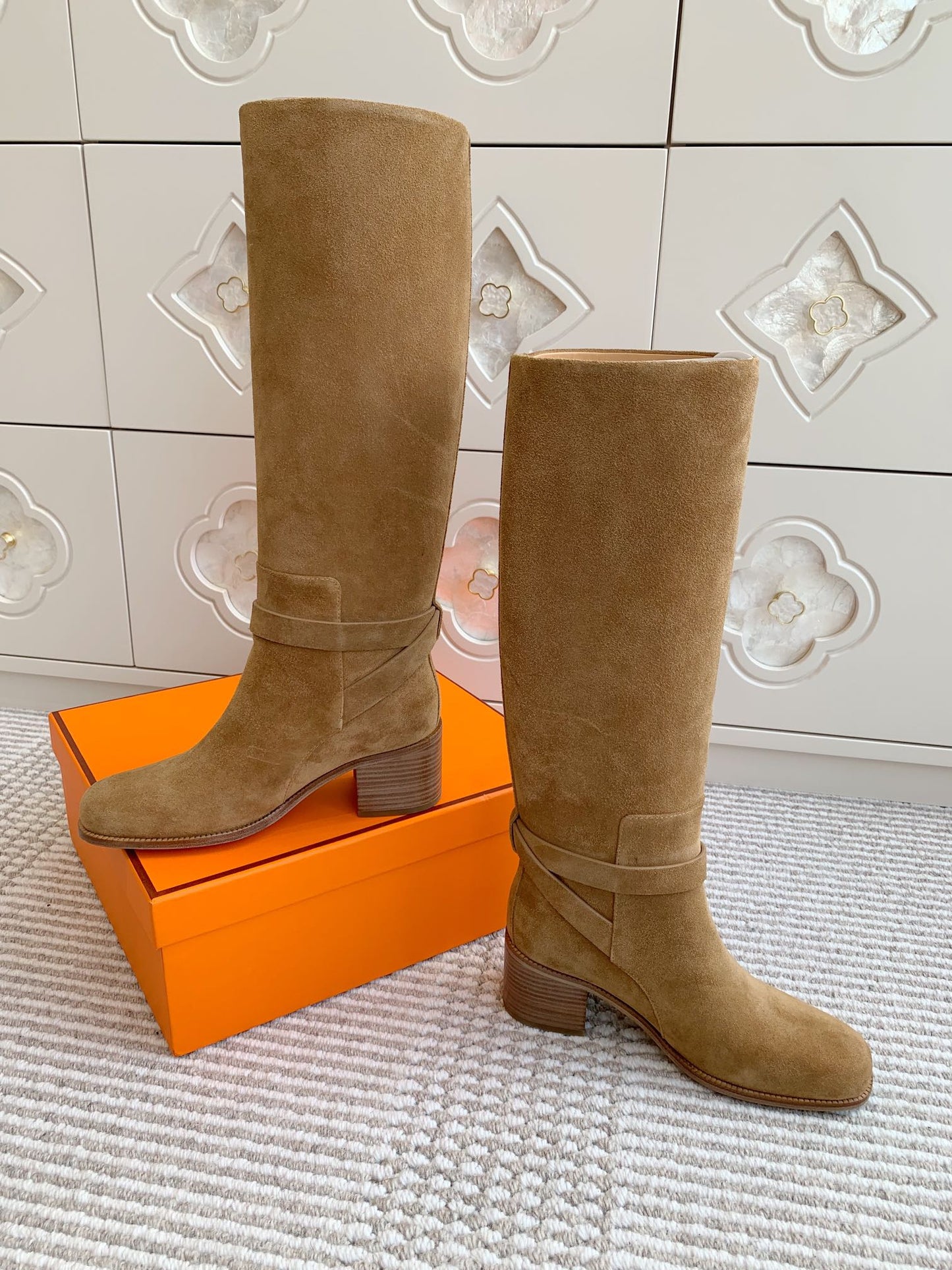 HM 25S TALL BOOTS 50 MM IN BROWN SUEDE WITH GOLD HARDWARE