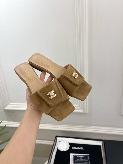 CC 2026 Mule Calfskin Raffia