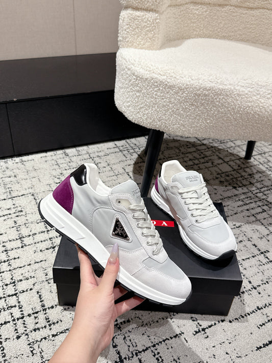 PRADA 25S MEN SNEAKERS LOGO IN WHITE AND MULBERRY NUBUCK AND CANVAS