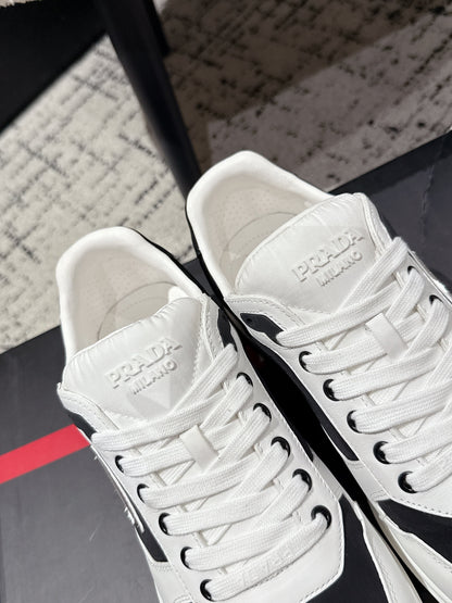 PRADA 25S MEN SNEAKERS LOGO IN WHITE AND BLACK NUBUCK AND CANVAS