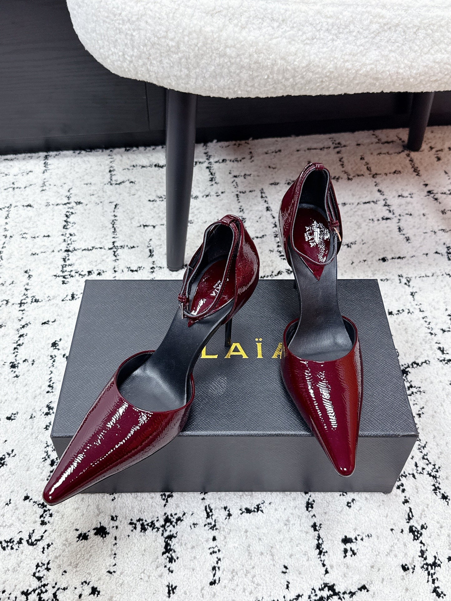 ALAIA 26S POINTED-TOE HEELS 90 MM IN DARK RED PATENT CALFSKIN