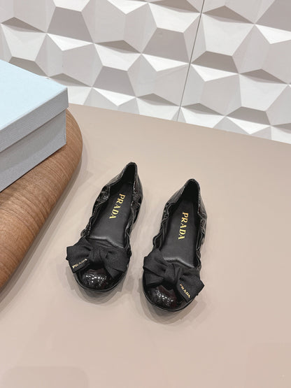 PRADA 26S ROUND TOE FLATS WITH BOW IN BLACK PATENT CALFSKIN