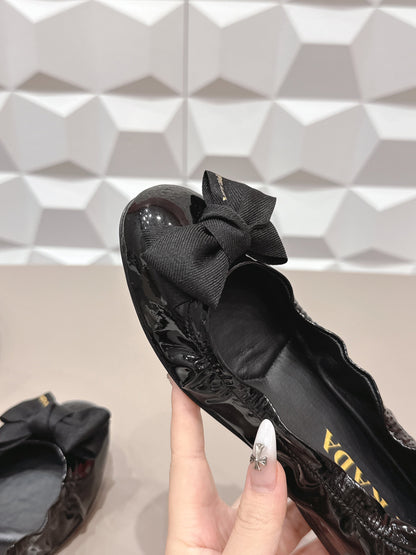 PRADA 26S ROUND TOE FLATS WITH BOW IN BLACK PATENT CALFSKIN