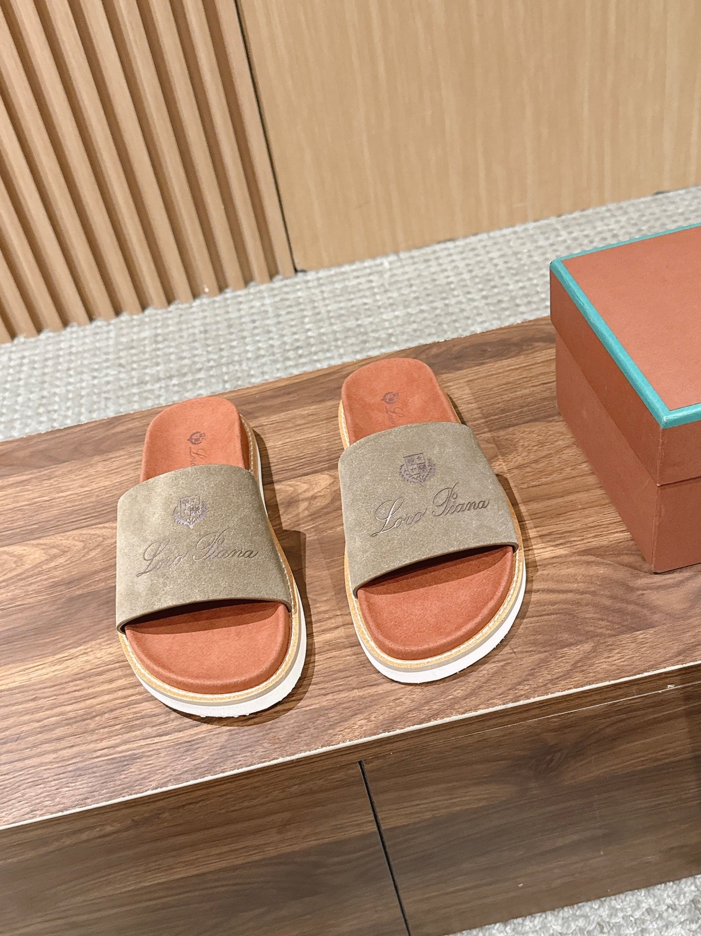 LP 26S SLIDES SANDAL IN OLIVE BROWN SUEDE WITH LOGO