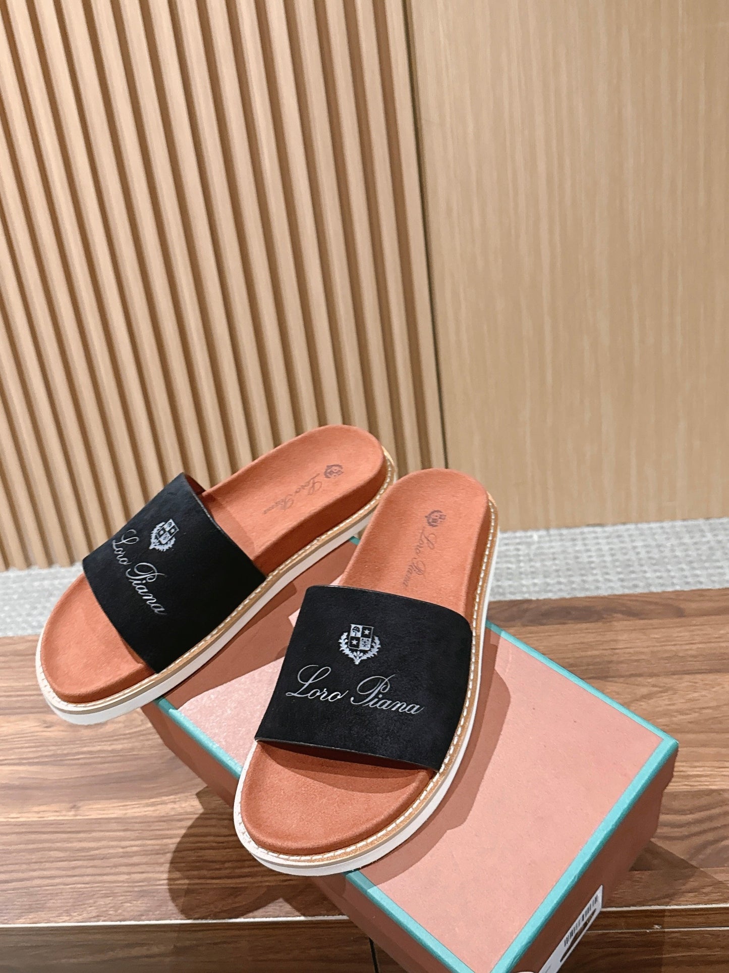 LP 26S SLIDES SANDAL IN BLACK SUEDE WITH LOGO