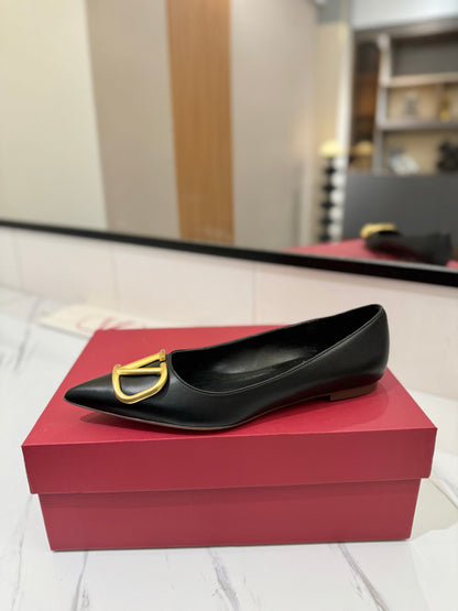 VALENTINO 26S BALLET FLATS IN BLACK SMOOTH CALFSKIN WITH GOLD HARDWARE