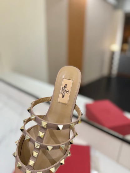 VALENTINO 26S STUDDED FLAT MULES IN BEIGE PINK PATENT CALFSKIN