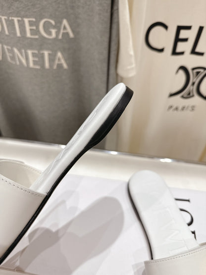 LOEWE 26S PEBBLE SLIDE IN WHITE CALFSKIN GOLD HARDWARE