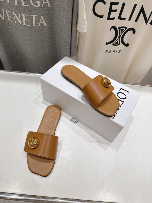 LOEWE 26S PEBBLE SLIDE IN CAMEL BROWN CALFSKIN GOLD HARDWARE