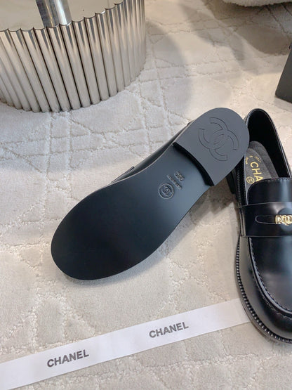 CHANEL 25S MOCCASINS IN BLACK SHINY CALFSKIN GOLD HARDWARE