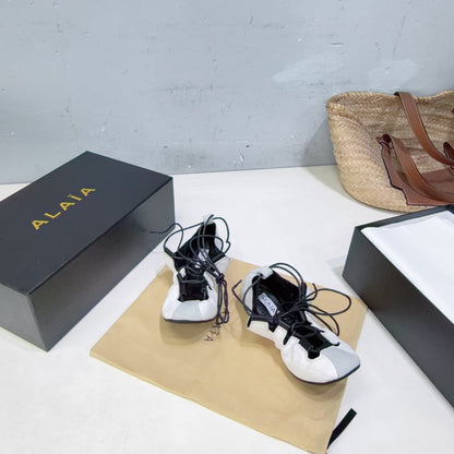 ALAIA 26S LACE-UP BALLET FLATS IN WHITE LAMBSKIN AND GREY SUEDE