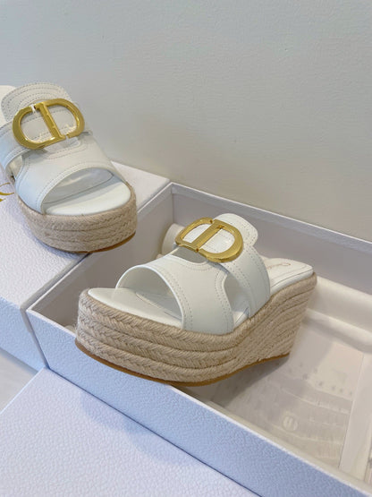 MONTAIGNE WEDGE SLIDE 95MM IN WHITE CALFSKIN