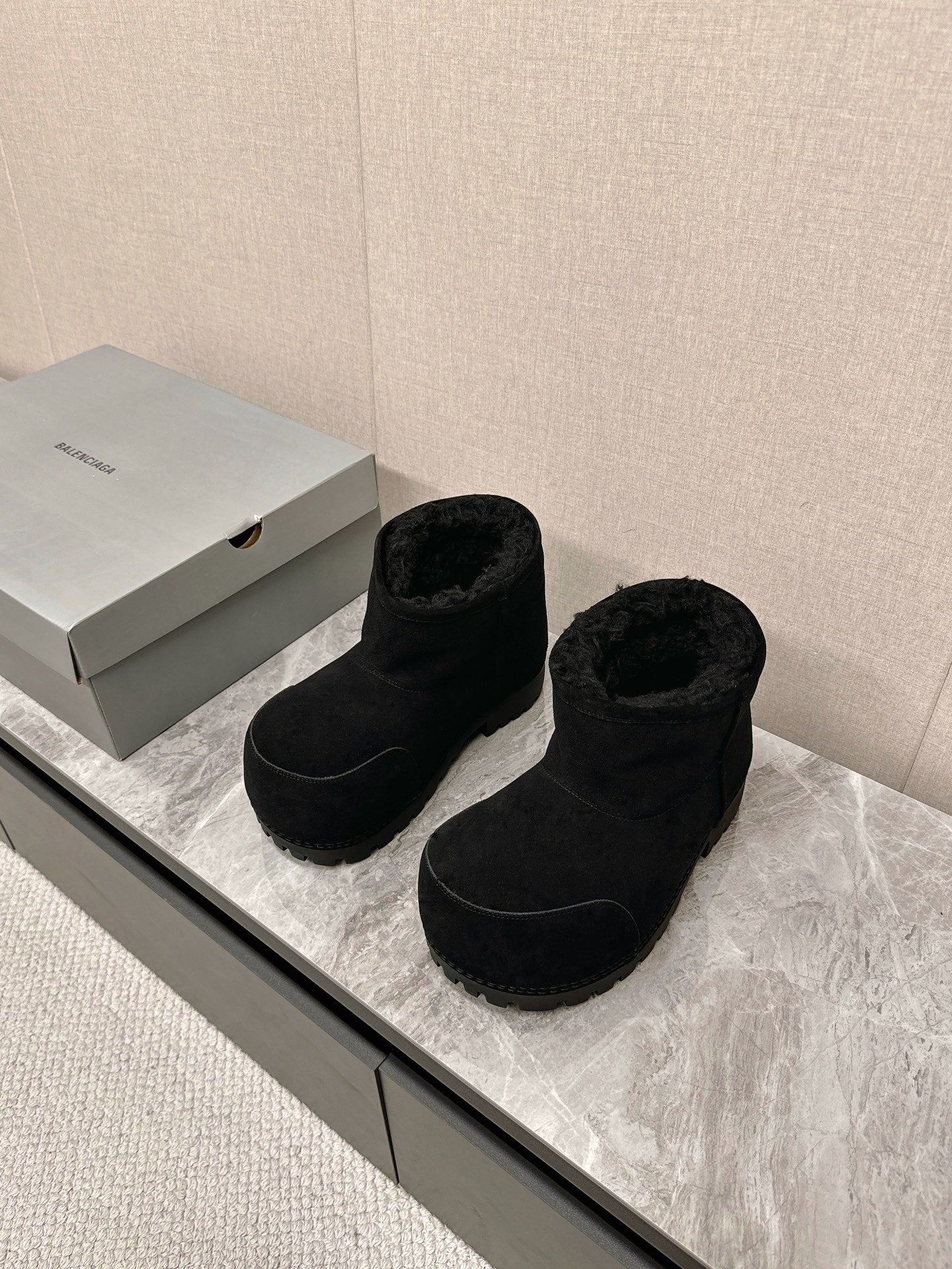 ALASKA BOOTIE IN BLACK SUEDE AND WOOL LINING