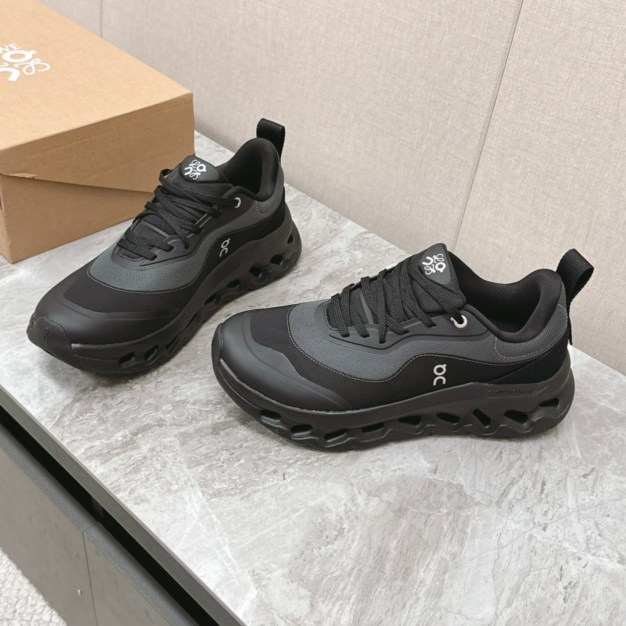 RUN SNEAKER IN BLACK SUEDE AND MESH FABRIC