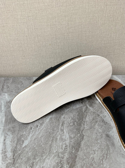 LP 26S LOCK CHARM SLIDES IN BLACK CALFSKIN SILVER HARDWARE