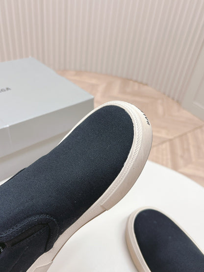 SLIP-ON SNEAKERS GRAFFITI IN BLACK CANVAS