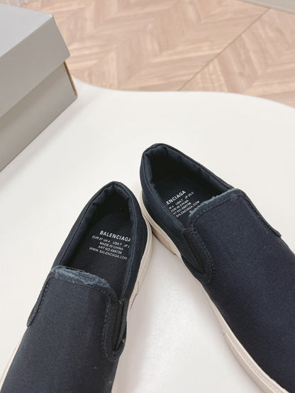 SLIP-ON SNEAKERS GRAFFITI IN BLACK CANVAS