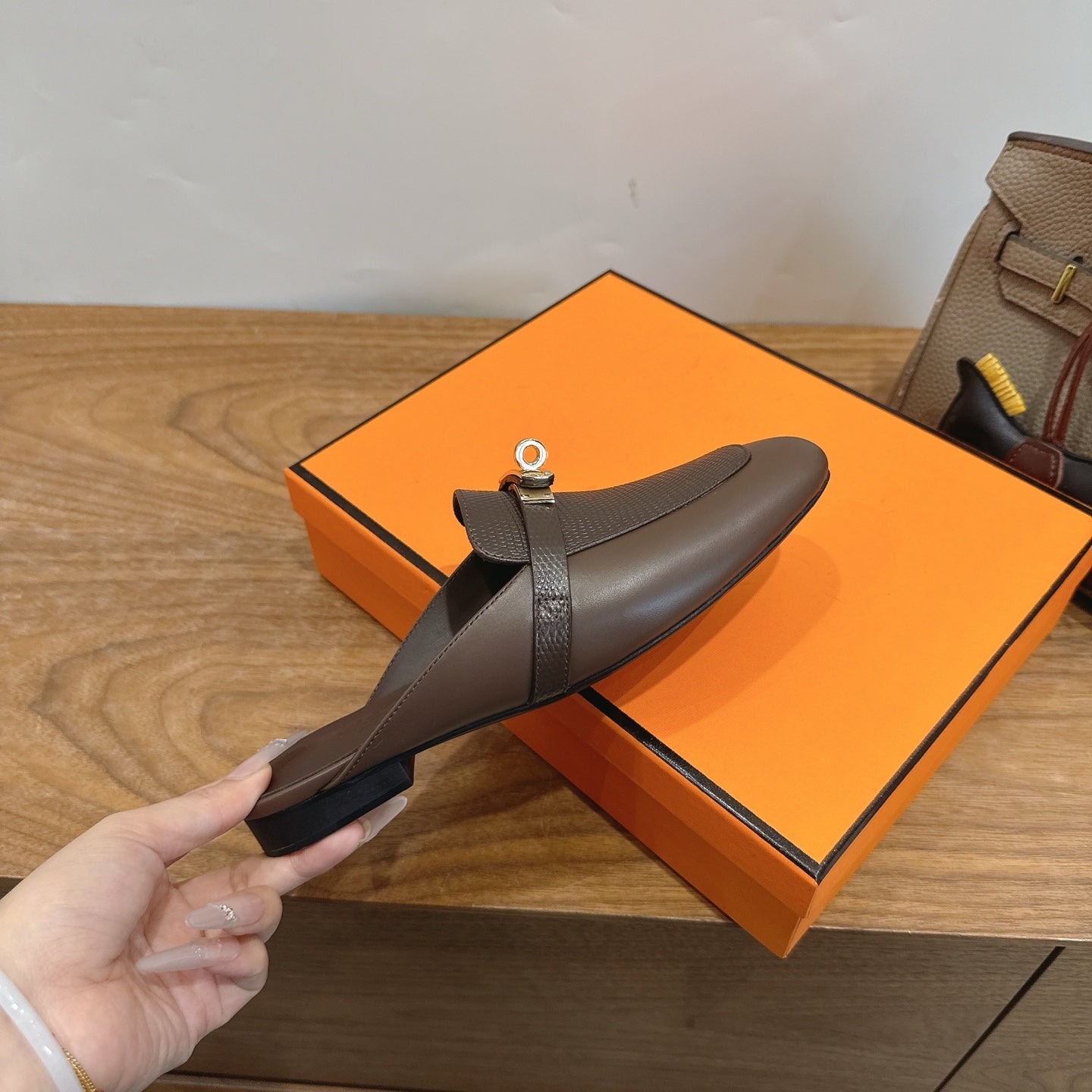 HM 26S OZ MULE IN BROWN CHOCOLATE CALFSKIN GOLD HARDWARE