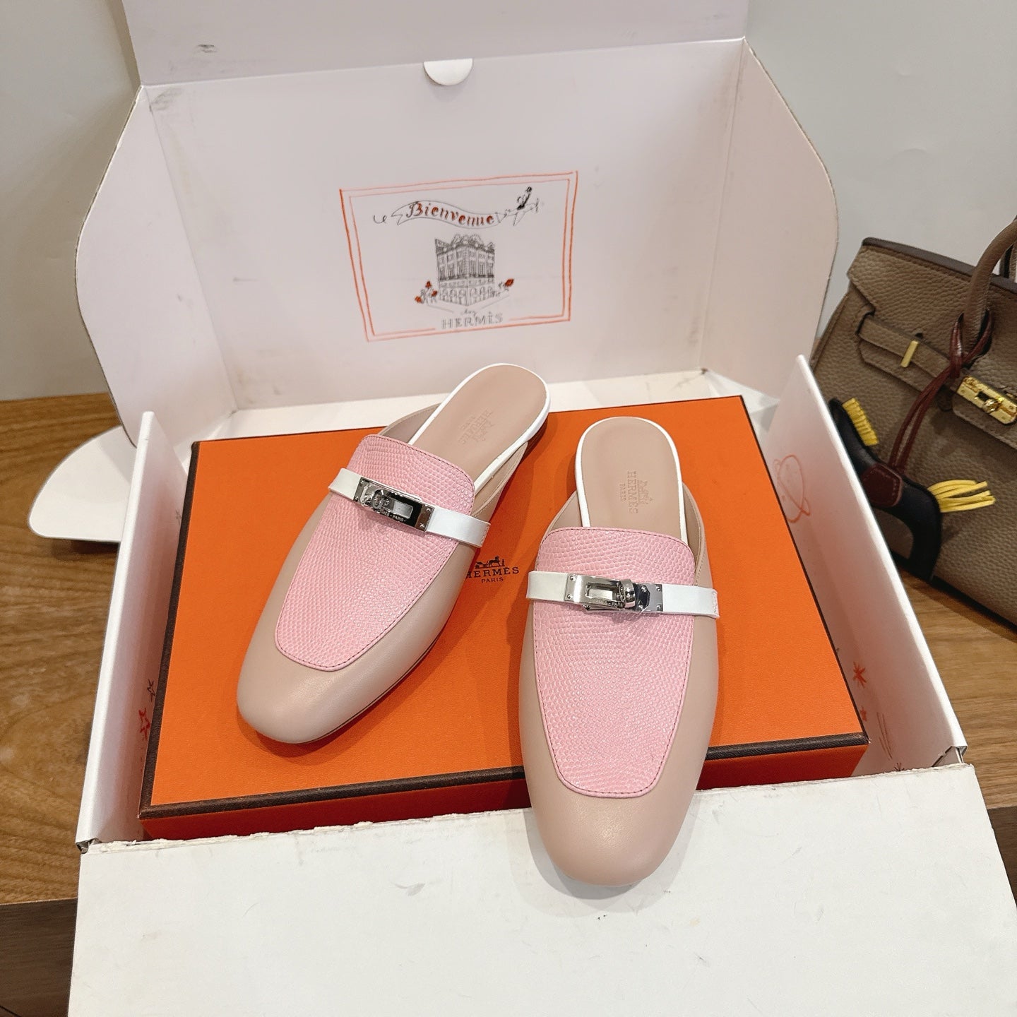 HM 26S OZ MULE IN BEIGE CALFSKIN & PINK LIZARD GOLD HARDWARE