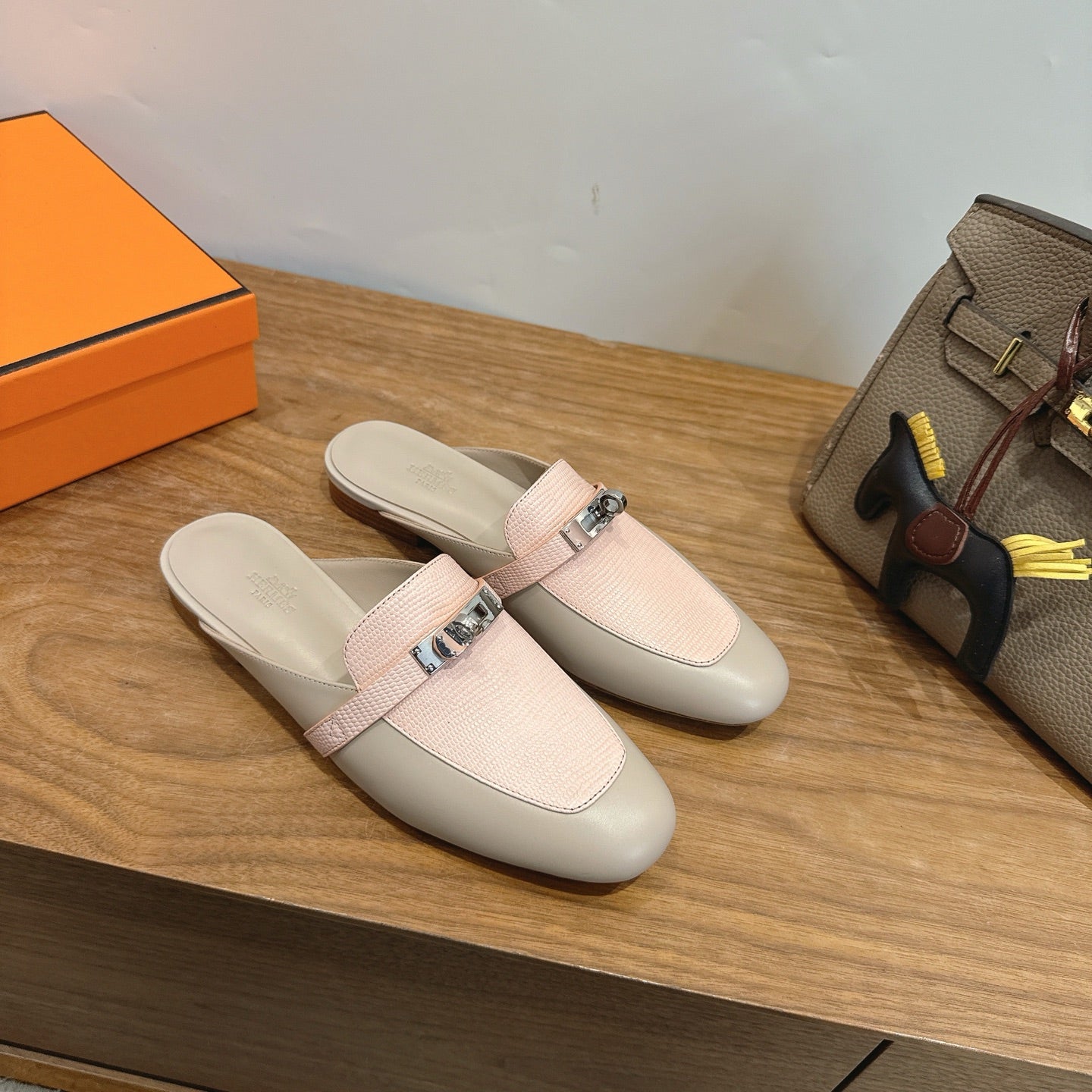 HM 26S OZ MULE IN BEIGE CALFSKIN & LIGHT PINK LIZARD GOLD HARDWARE
