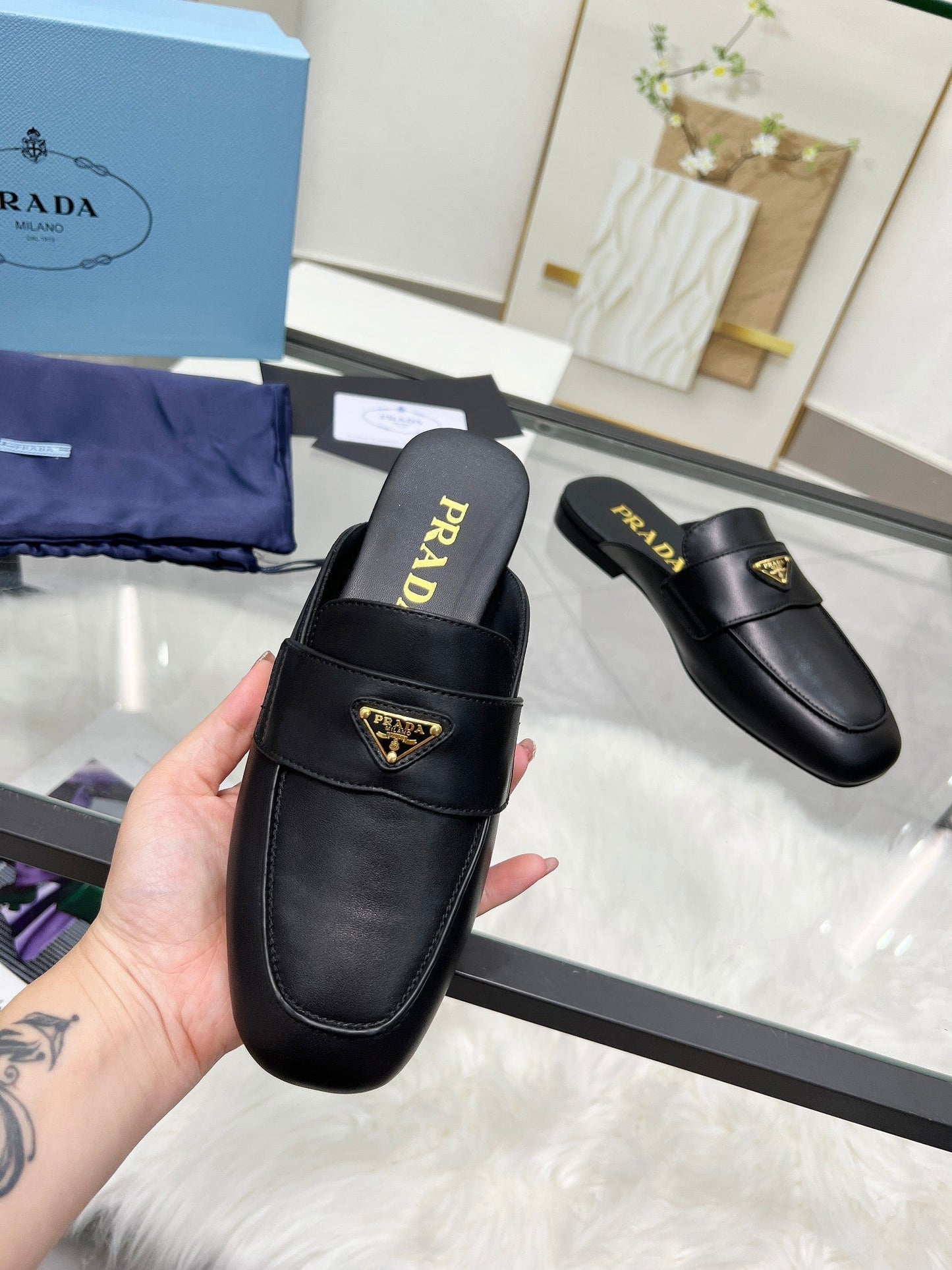 TRIANGLE LOGO MULES IN BLACK CALFSKIN