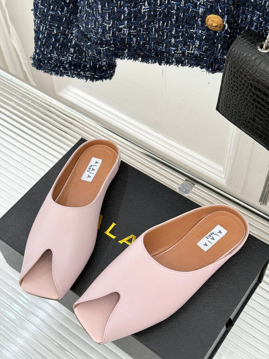 ALAIA FLAT MULE IN LIGHT PINK LAMBSKIN