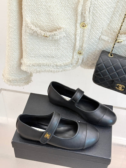 FLAT SHOES IN BLACK LAMBSKIN GOLD HARDWARE