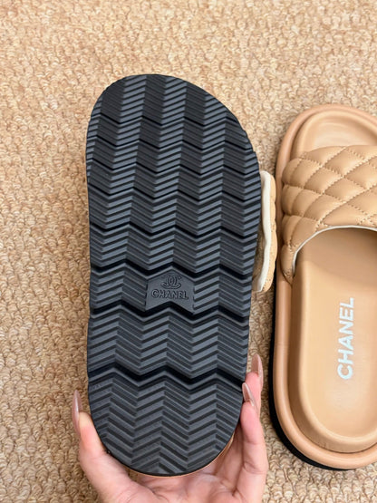 CHANEL 26S SLIDE SANDALS IN BEIGE QUILTED CALFSKIN WITH LOGO PLAQUE