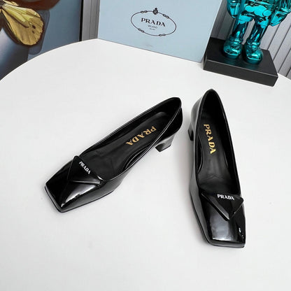 PRADA 26S SQUARE TOE PUMPS BLOCK HEEL 40MM IN BLACK PATENT CALFSKIN WITH LOGO