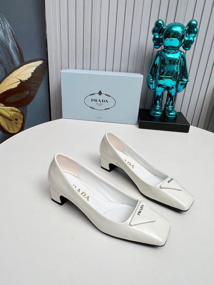 PRADA 26S SQUARE TOE PUMPS BLOCK HEEL 40MM IN WHITE PATENT CALFSKIN WITH LOGO