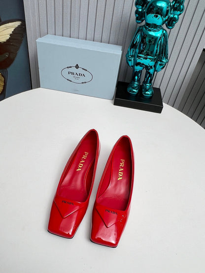 PRADA 26S SQUARE TOE PUMPS BLOCK HEEL 40MM IN RED PATENT CALFSKIN WITH LOGO