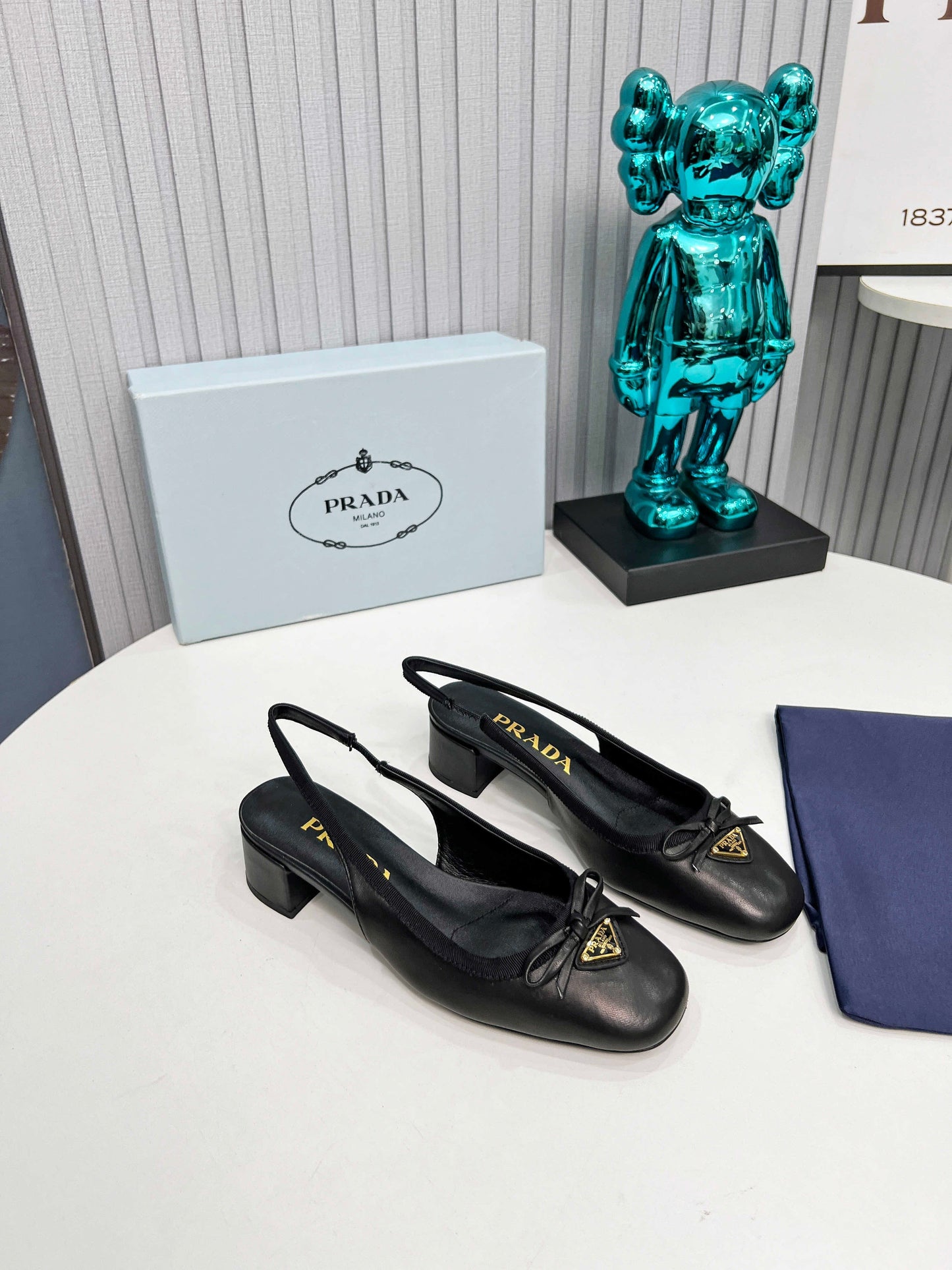 PRADA 26S ROUND TOE SLINGBACK PUMPS 40MM IN BLACK CALFSKIN WITH BOW