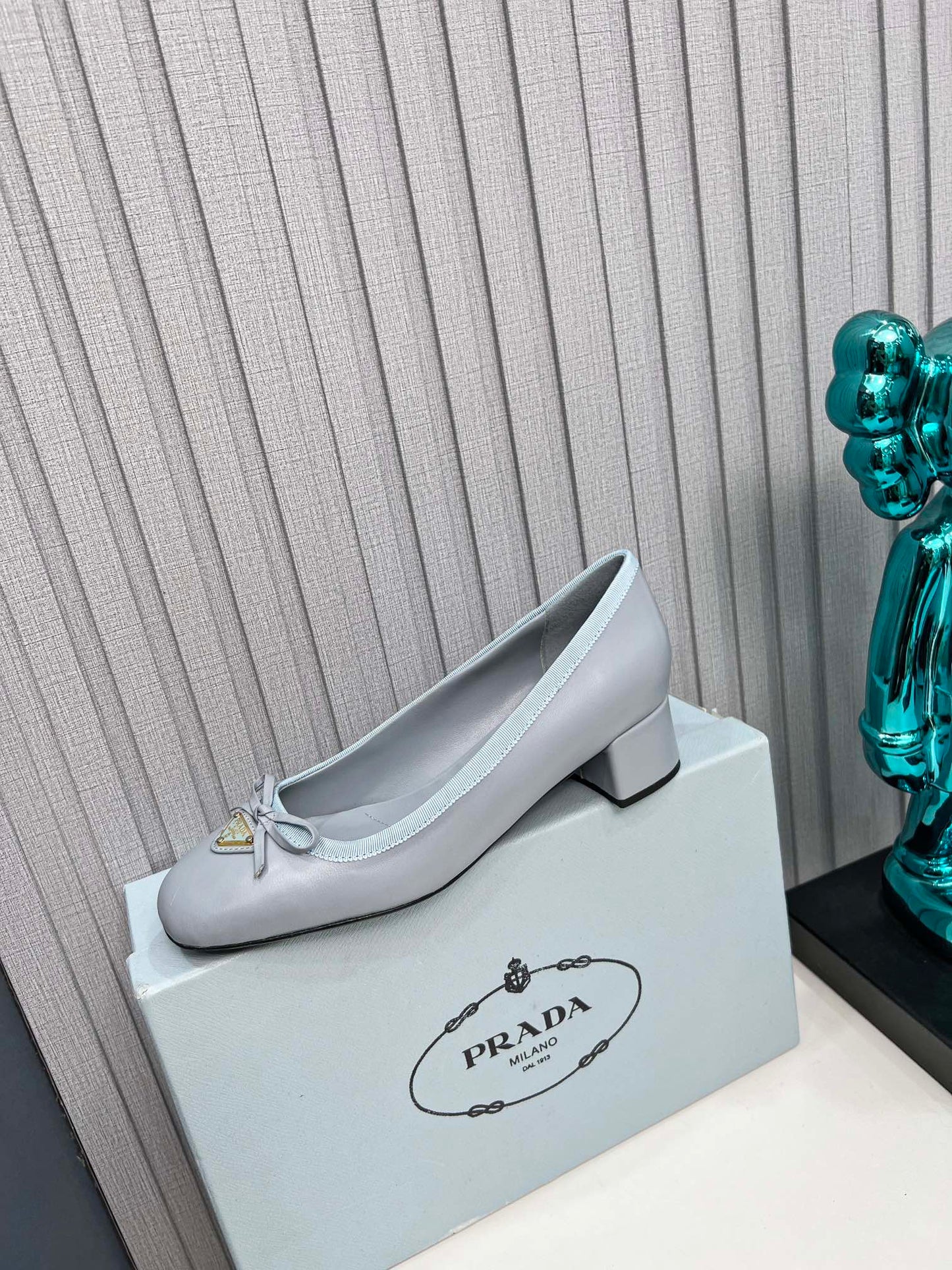 PRADA 26S ROUND TOE PUMPS BLOCK HEEL 40MM IN LIGHT BLUE CALFSKIN WITH BOW