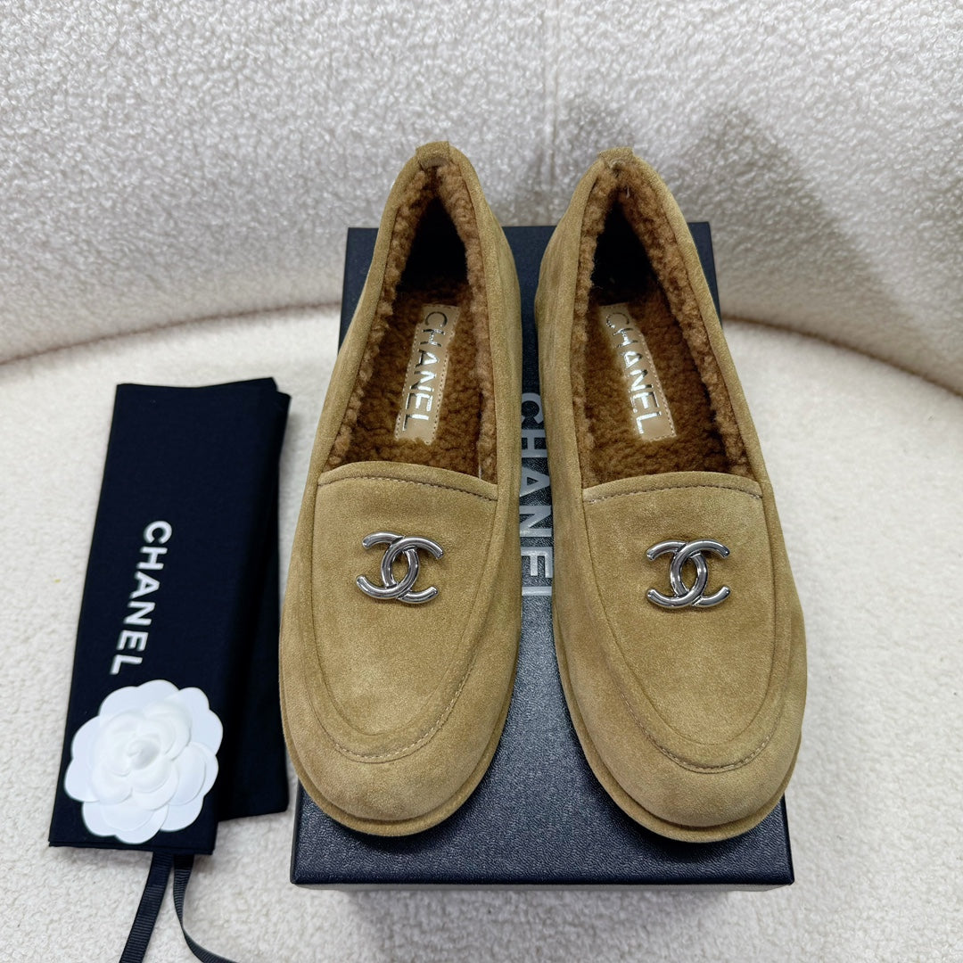 LOAFER IN PEANUT BROWN SUEDE AND WOOL LINING