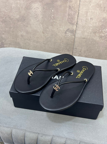 CHANEL 26S FLIP FLOPS IN BLACK CALFSKIN CC LOGO