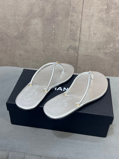 CHANEL 26S FLIP FLOPS IN SILVER CALFSKIN CC LOGO