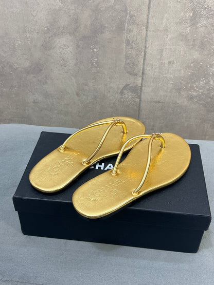 CHANEL 26S FLIP FLOPS IN GOLD CALFSKIN CC LOGO