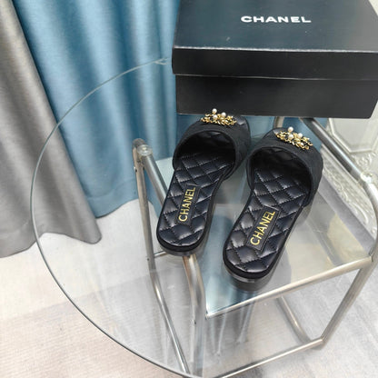 QUILTED SLIPPERS BLACK SUEDE AND SHEEPSKIN