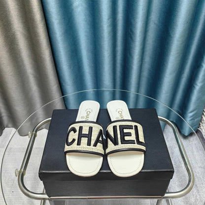 CC 25 Mule Raffia Large Logo